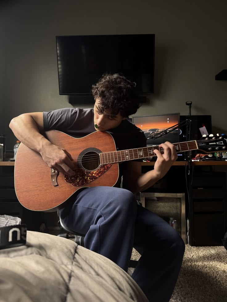 Learning guitar with PJ Guitar Hub